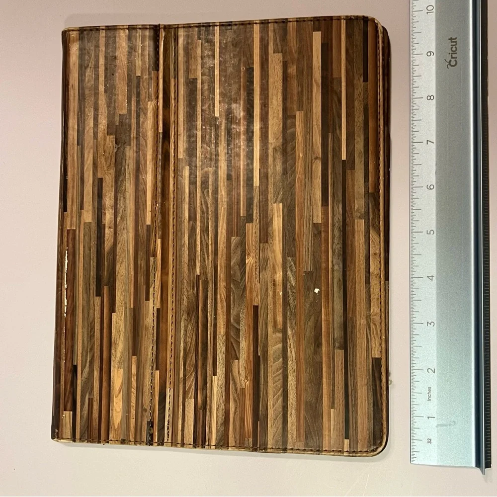 PREOWNED | Wood‑Grain Pattern iPad Case